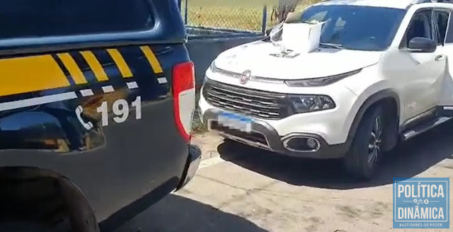 Carro transportando R$ 24 mil em espécie e santinhos de candidato foi apreendido na BR-343 pela PRF (foto: PRF)