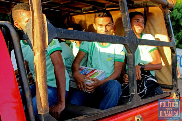 Estudantes da zona rural na carroceria do carro (Foto: Jailson Soares/PoliticaDinamica.com)