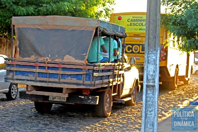 Carro lotado de alunos na carroceria (Foto: Jailson Soares/PoliticaDinamica.com)