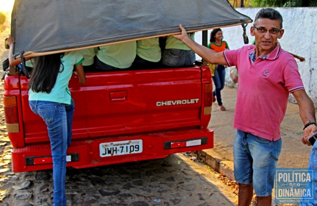 Veículo percorre vários quilômetros lotado (Foto: Jailson Soares/PoliticaDinamica.com)