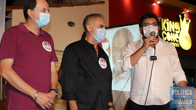 Gutenberg Rocha ao lado de Araujinho e Rafael Fonteles durante campanha à Prefeitura de Picos em 2020 (foto: ascom)