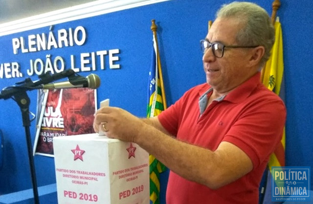 Assis Carvalho foi reeleito presidente do PT (Foto: Reprodução/Facebook Assis)
