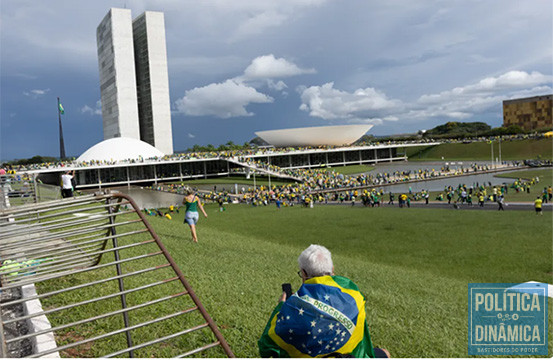 Golpistas invadem, facilmente, a praça dos Três Poderes, em Brasília (Foto: Gabriela Biló/Folhapress)