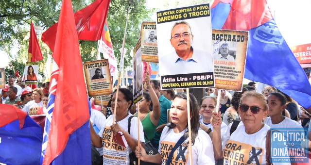 Manifestantes protestam contra deputado em 2018. 