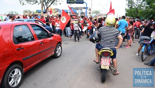 Trânsito ficou interrompido com a manifestação (Foto:JailsonSoares/PoliticaDinamica.com)]