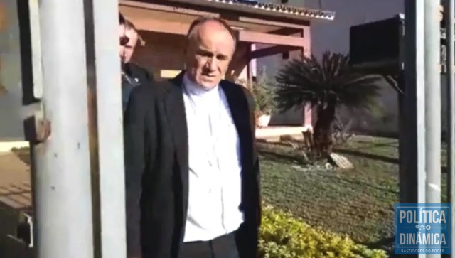 Bispo de Formosa é conduzido pela polícia (Foto: Reprodução/G1)