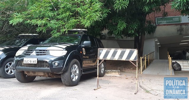 A PF amanheceu na porta da SEDUC; a investigação é sobre esquema na merenda escolar (foto: Gustavo Almeida | politicaDinamica.com)