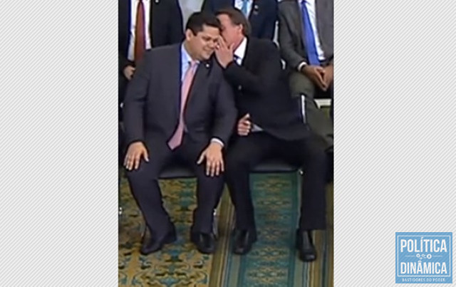 Bolsonaro tirou onda com cor da gravata de Alcolumbre (Foto: Reprodução/Governo)