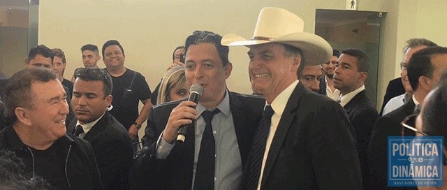 Presidente eleito se divertiu com cantores sertanejos (Foto: Guilherme Mazui/G1)
