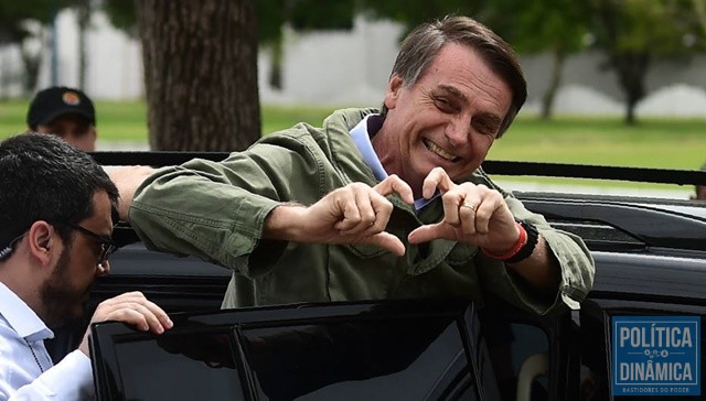 Bolsonaro faz coração com as mãos para seus eleitores no Rio (Foto: Mauro Pimentel/AFP)