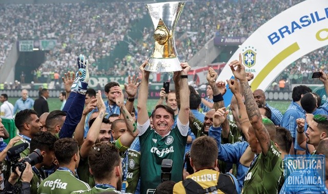 Bolsonaro ergue a taça de campeão na Arena do Palmeiras (Foto: EFE/Sebastião Moreira)