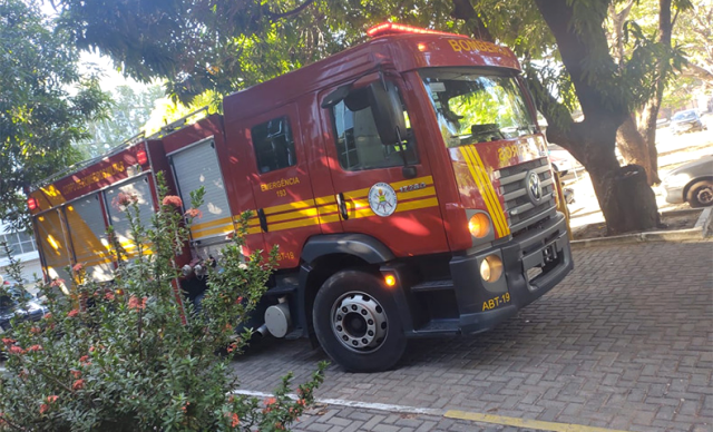 Equipe dos Bombeiros foi até a Sesapi (Foto: Reprodução/Redes Sociais)