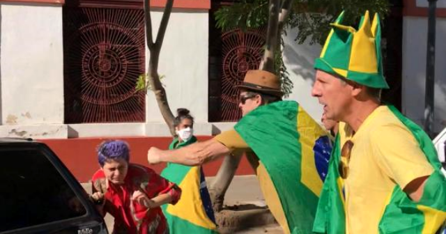 Mulher agredida por manifestantes em Porto Alegre (Foto: Jefferson Botega/AgenciaRBS)