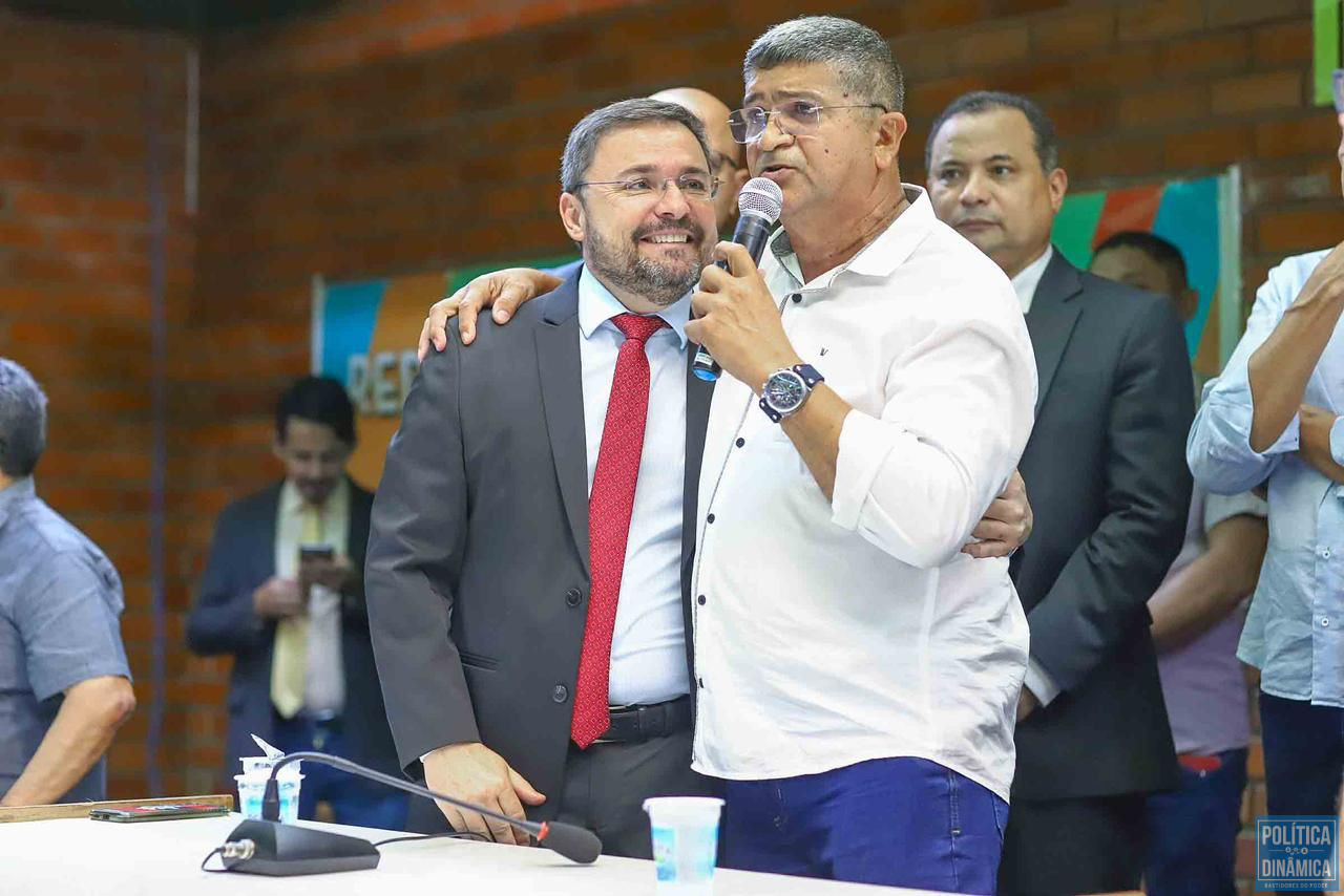 Fábio Novo (de terno) e Celso Henrique durante evento na Alepi nesta segunda-feira (16); na oportunidade a Rede anunciou adesão à pré-candidatura do petista (foto: Divulgação | Assessoria)