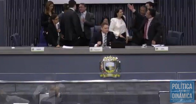 Dudu encerrou a sessão sem votar orçamento 2018 (Foto: Reprodução/CâmaraTV)