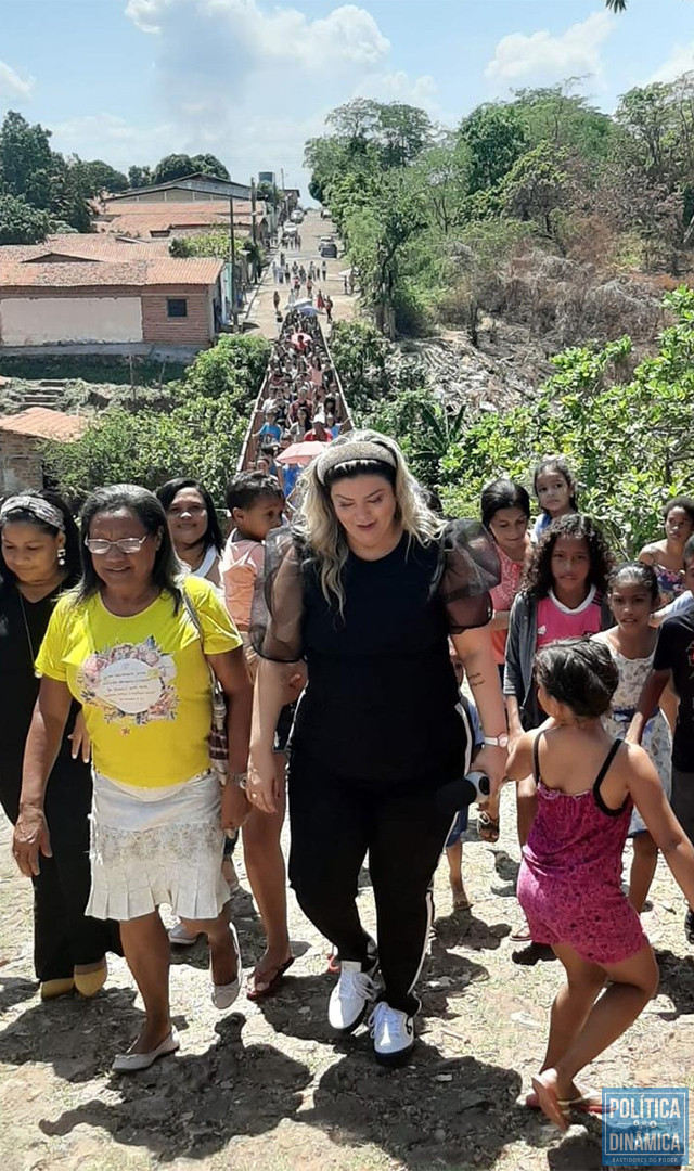 Samantha se tornou um ícone popular em Teresina e um perigo potencial contra os interesses de Fábio Abreu e Wellington Dias (foto: Instagram)