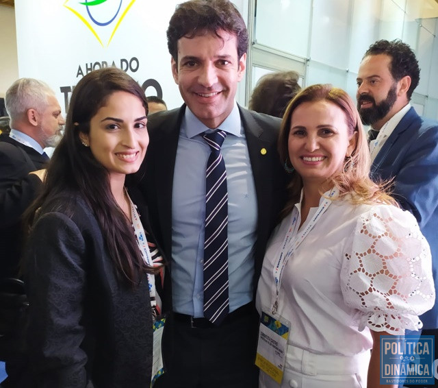 Prefeita e secretária com o ministro do Turismo em São Paulo (Foto: Divulgação/Assessoria)