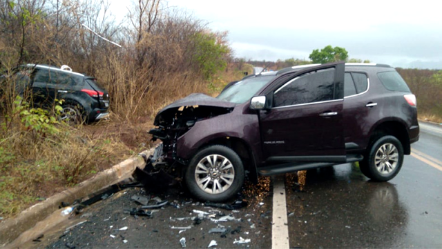 Carro em que prefeito estava ficou bastante danificado (Foto: Reprodução/WhatsApp)