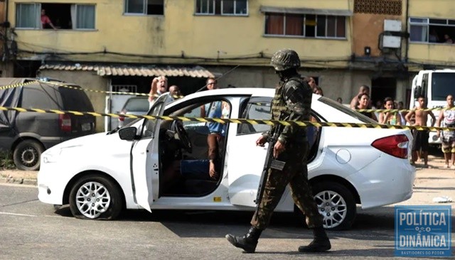 Militares atiraram contra veículo no Rio (Foto: Fábio Teixeira/Agência O Globo)