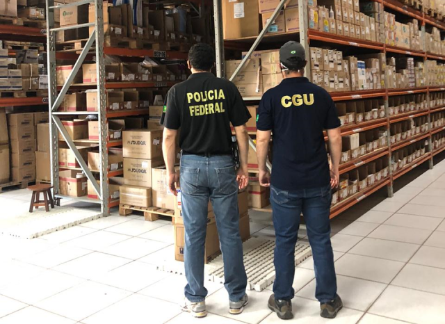 Agentes cumpriram mandados na FMS e em empresas (Foto: Divulgação/Polícia Federal)