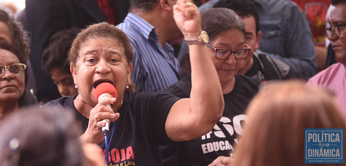 Servidores agora choram diante do leite derramado enquanto governador e deputados mamam nas tetas fartas do governo (foto: Jailson Soares | politicaDinamica.com)