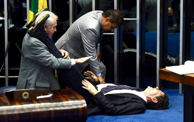 Cid Gomes foi socorrido por colegas senadores (Foto: Reprodução/Veja)