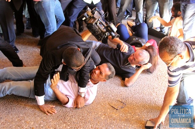 Cinegrafista foi empurrado e acabou caindo (Foto: Jailson Soares/PoliticaDinamica.com)