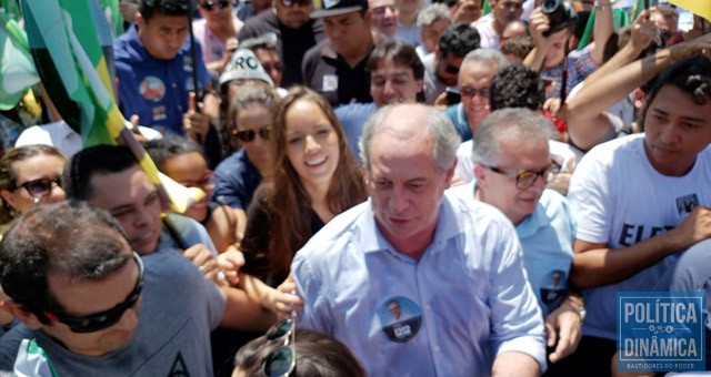 Ao lado de Flávio nogueira, Ciro visitou e fez caminhada pela região do Mercado do Dirceu I, zona sudeste de Teresina (foto: Marcos Melo | PoliticaDInamica.com)