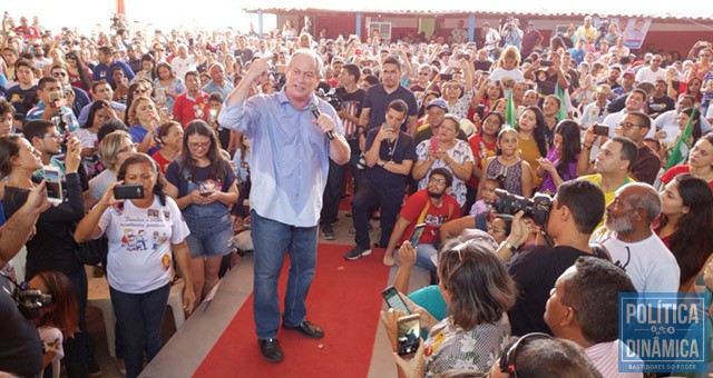 Em Timon, Ciro discursou sobre a importância de dar ao Brasil a chance de se livrar do ódio e da irresponsabilidade levando seu nome para o segundo turno (foto: Marcos Melo | PoliticaDInamica.com)