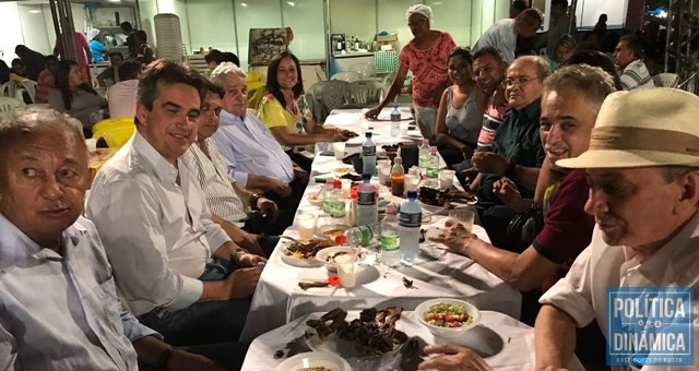Lideranças da oposição na mesa com o senador Ciro Nogueira na cidade de Batalha
