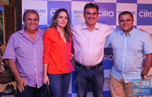 Ciro Nogueira com Alcides Neto (de camisa listrada) e lideranças de Santa Cruz do Piauí (Foto: Reprodução/Facebook Ciro)