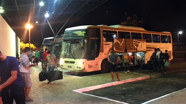 ônibus foram apreendidos fazendo transporte irregular (Foto: Divulgação/Polícia Militar)
