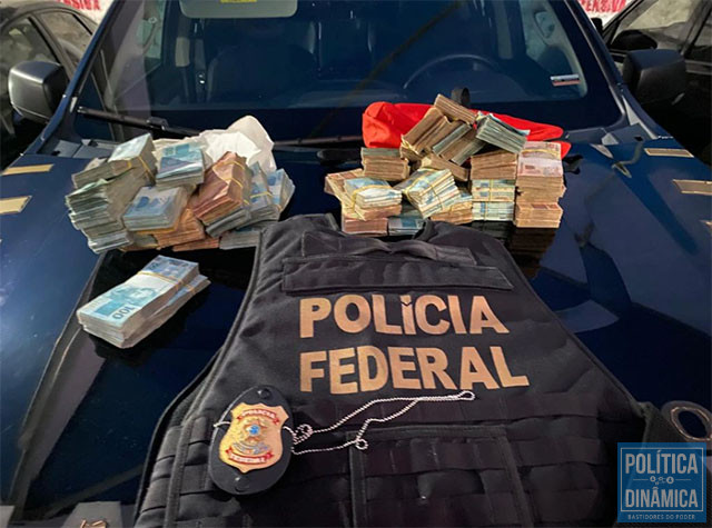 Dinheiro apreendido pela PF estava numa bolsa dentro de uma caminhonete junto com um objeto com símbolo de um partido político (foto: Polícia Federal)