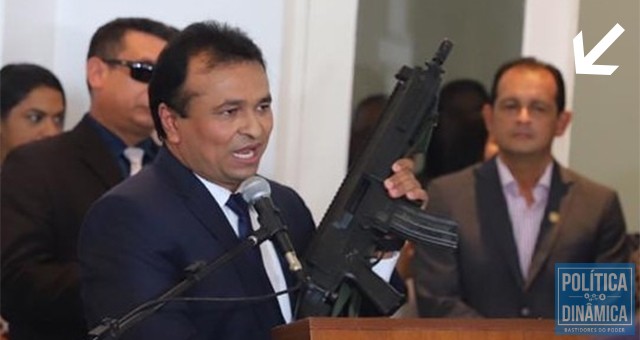 Na imagem, Denilson Marques é o cidadão à direita do fuzil do secretário de Segurança Fábio Abreu (foto: reprodução)