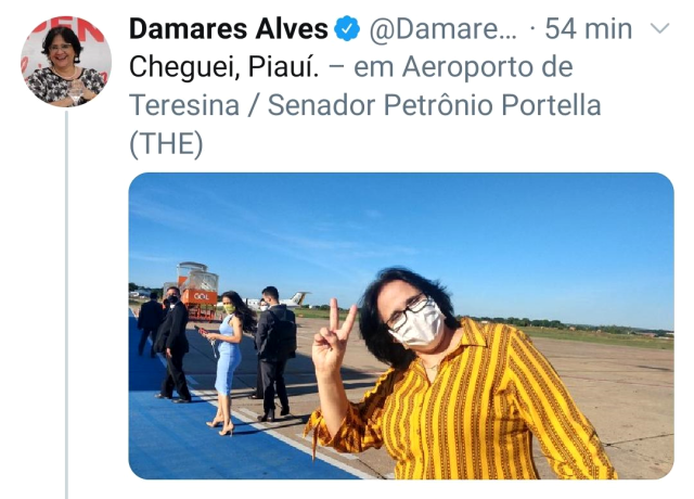 Damares no aeroporto de Teresina, no Piauí (Foto: Reprodução/Twitter)