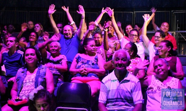 Grupo de idosos ficou encantado com atração circense (Foto: Fundação Valter Alencar)