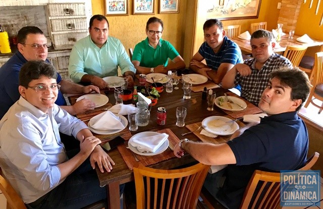 Grupo de parlamentes almoçou em restaurante na Zona Leste da capital