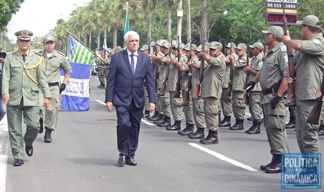 Presidente da Alepi em revista à tropa (Foto: Jailson Soares/PoliticaDinamica.com)