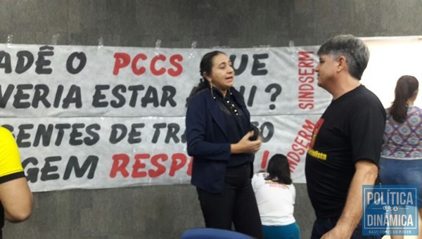 Vereadora Cida Santiago (que votou contra) conversa com o presidente do SINDSERM (Foto:LídiaBrito/PoliticaDinamica.com)