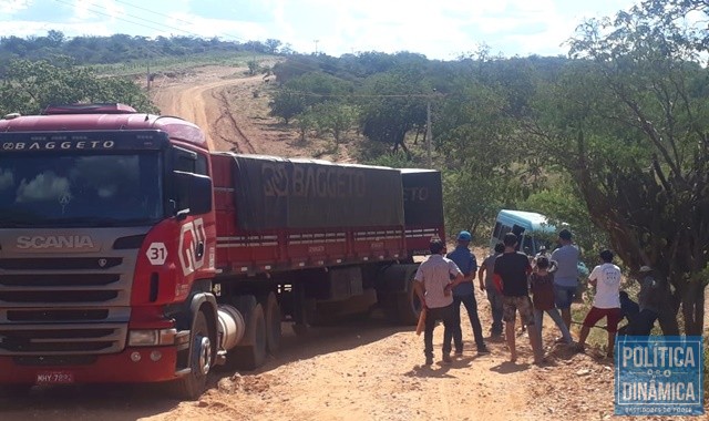 Carreta ficou atravessada na subida de uma ladeira (Foto: Jônatas Café)