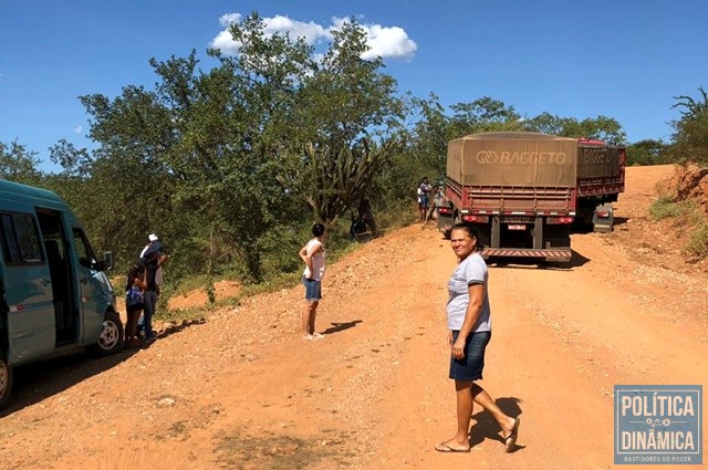 Trecho sem asfalto dificulta acesso à cidade de Dom Inocêncio (Foto: Kileu Dias)