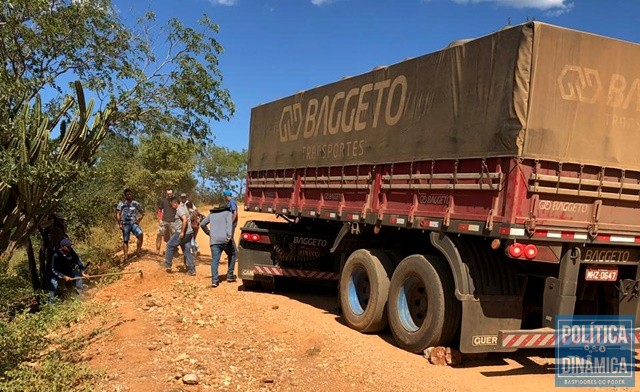 Pequeno desvio teve que ser improvisado para liberar tráfego (Foto: Kileu Dias)