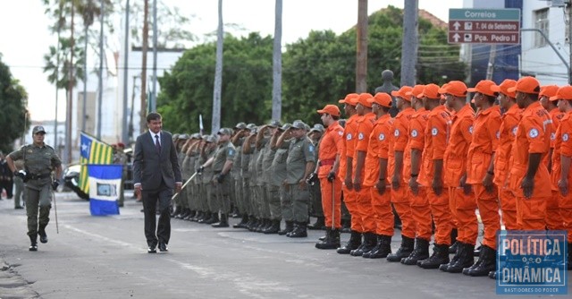 W.Dias em ato de revista à tropa no Karnak (Foto: Jailson Soares/PoliticaDinamica.com)