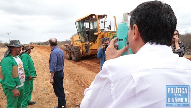 Wellington Dias durante visita as obras da estrada em julho (Foto: Jorge Bastos/Ccom)