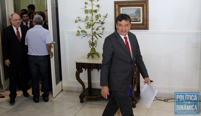 Governador com a lista de secretários (Foto: Jailson Soares/PoliticaDinamica.com)