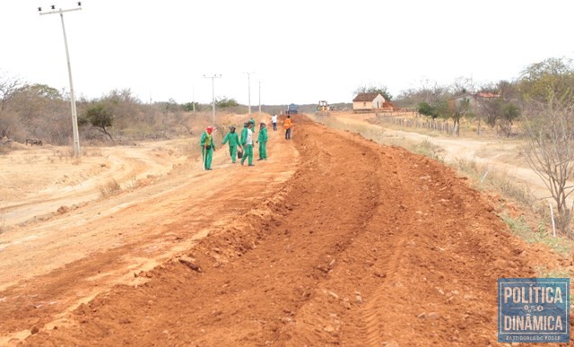 Obra de asfaltamento da estrada está em andamento (Foto: Jorge Bastos/Ccom)