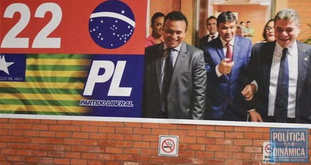 Cartaz com Wellington e Fábio Abreu juntos (Foto: Jailson Soares/PoliticaDinamica.com)