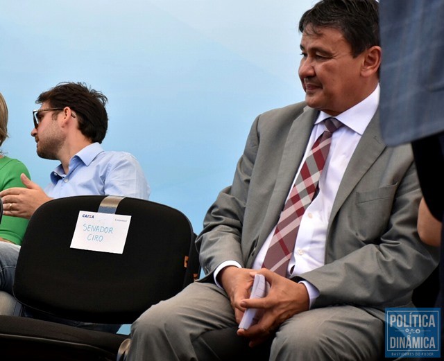 Governador ao lado da cadeira de Ciro em solenidade (Foto: PoliticaDinamica.com)