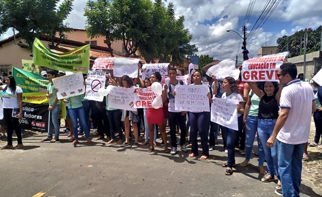 Estudantes e moradores fizeram protesto contra Wellington (Foto: Reprodução/Facebook)