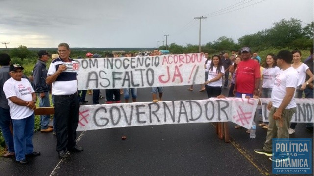 Em março de 2017, moradores de Dom Inocêncio fizeram protesto na PI-140 e cobraram conclusão da obra (Foto: Gutemberg Dias)
